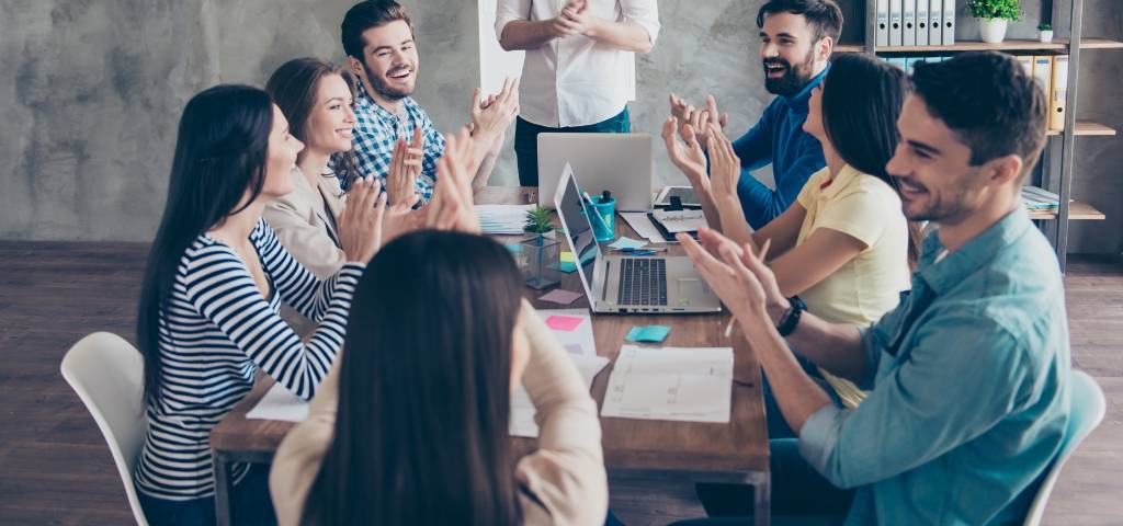 Le design pour engager les collaborateurs Des jeunes heureux lors d'une réunion