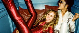 Une femme dans une combinaison rouge