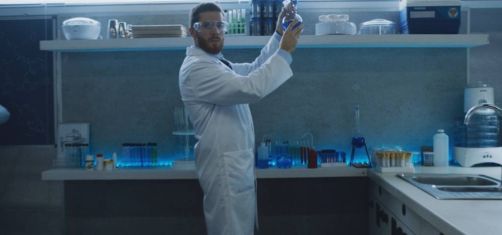 Un scientifique dans un laboratoire