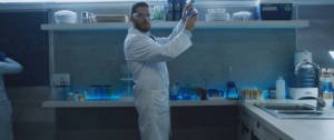 Un scientifique dans un laboratoire