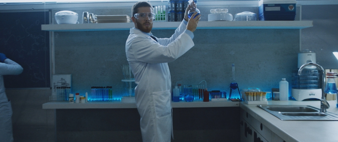 La campagne Petits Frères des Pauvres Un scientifique dans un laboratoire