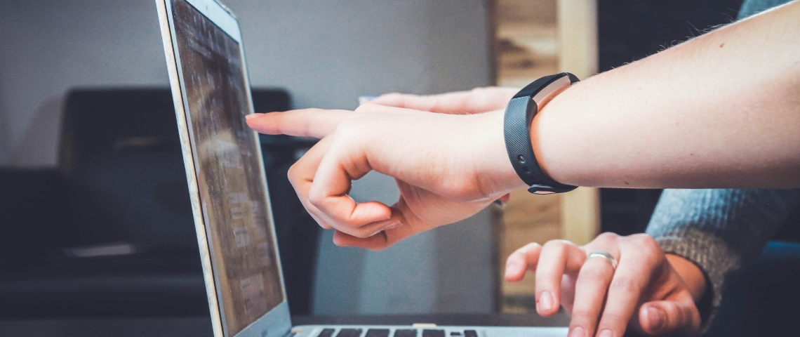 Des patrons espionnent leurs employés grâce à leur bracelet FitBit Des mains devant un écran d'ordinateur