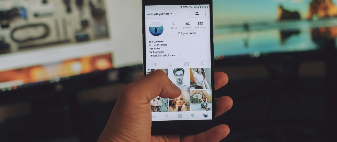 Acheter des faux-followers devient illégal un écran smartphone sur Instagram
