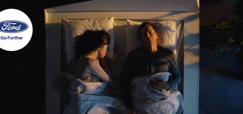Un couple dans un lit