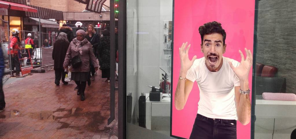 Un homme dans un écran dans la rue