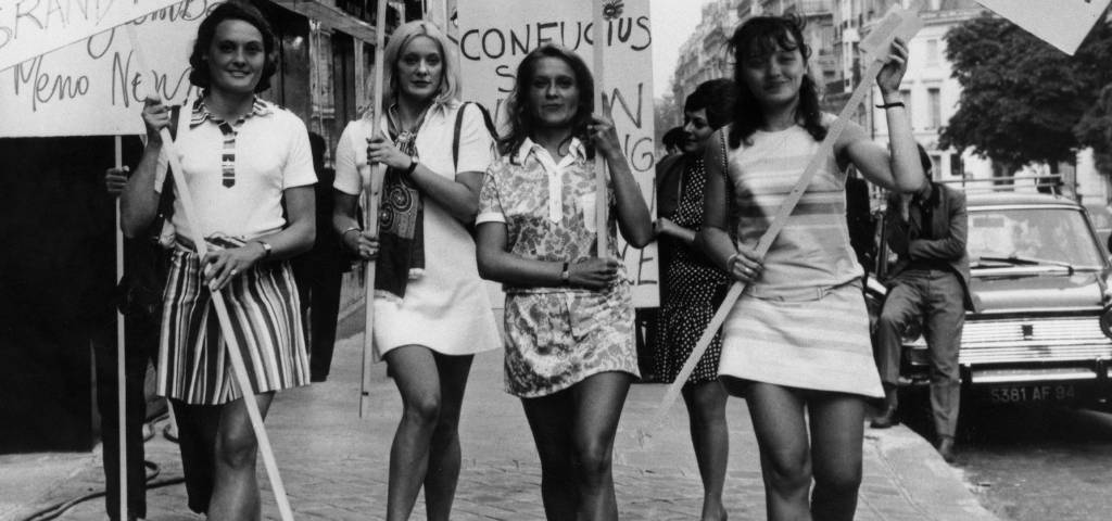 Des femmes en mini qui manifestent