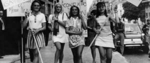 Des femmes en mini qui manifestent