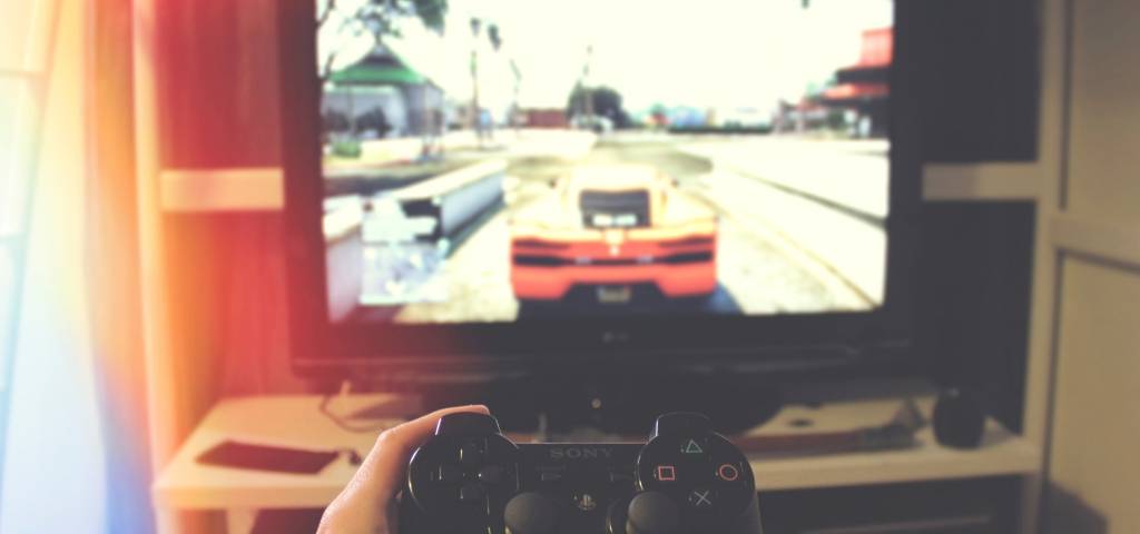 Une télévision avec un jeu de voiture