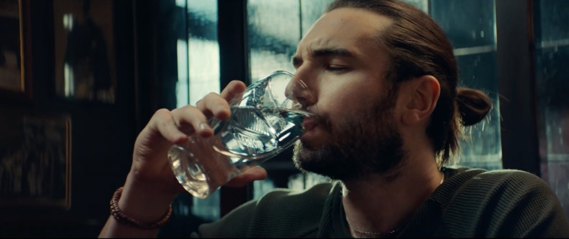 Guinness fait une pub pour de l'eau Une homme qui boit de l'eau dans une pinte de Guinness