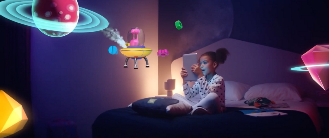 Ibis style transforme ses chambres en voyage spatial Une petite fille assise sur un lit