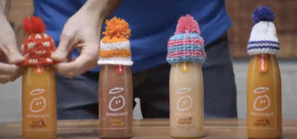 Le retour des petits bonnets Innocent Des bouteilles de smoothie innocent avec des bonnets