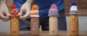 Des bouteilles de smoothie innocent avec des bonnets