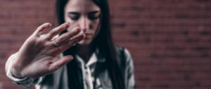 Une jeune femme triste avec la main en avant
