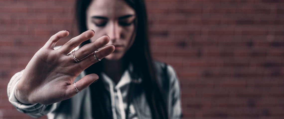 Instagram interdit les images d'automutilation Une jeune femme triste avec la main en avant