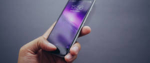 Une main qui tient un smartphone