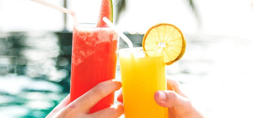 Deux verres de jus de fruits