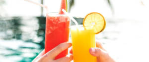 Deux verres de jus de fruits
