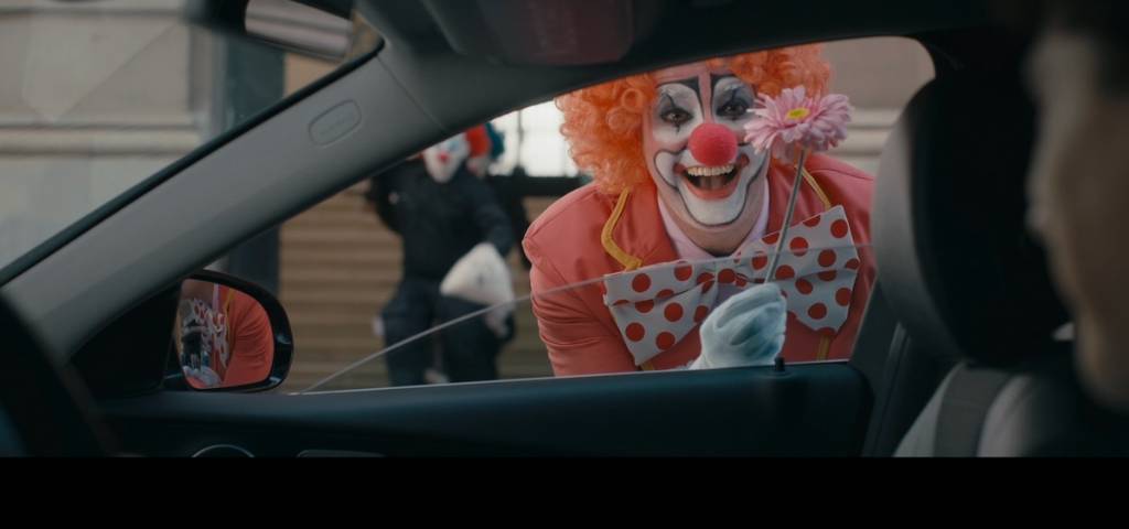 Un clown à la fenêtre d'une voiture