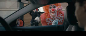 Un clown à la fenêtre d'une voiture