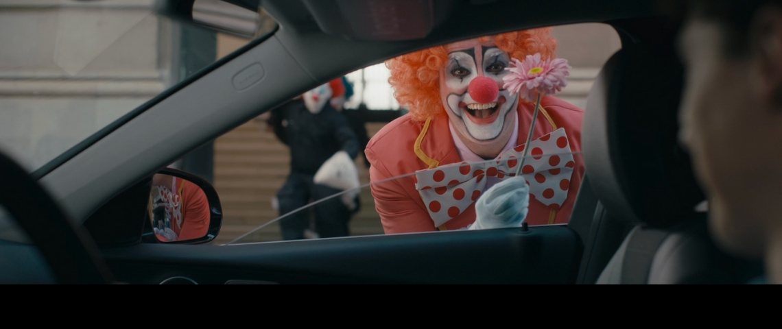 Kapten présente sa première campagne Un clown à la fenêtre d'une voiture