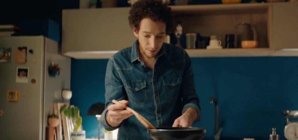Un homme entrain de cuisiner