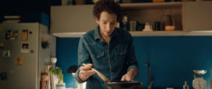 Un homme entrain de cuisiner