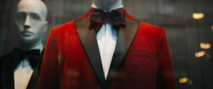 Un mannequin vêtu d'un costume rouge et d'un noeud papillon