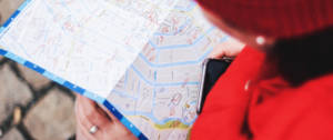 Une personne qui regarde une carte d'Amsterdam