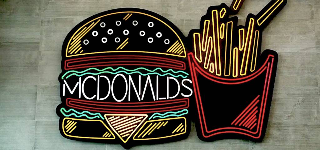 Des neons en forme de burger et frites