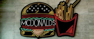 Des neons en forme de burger et frites