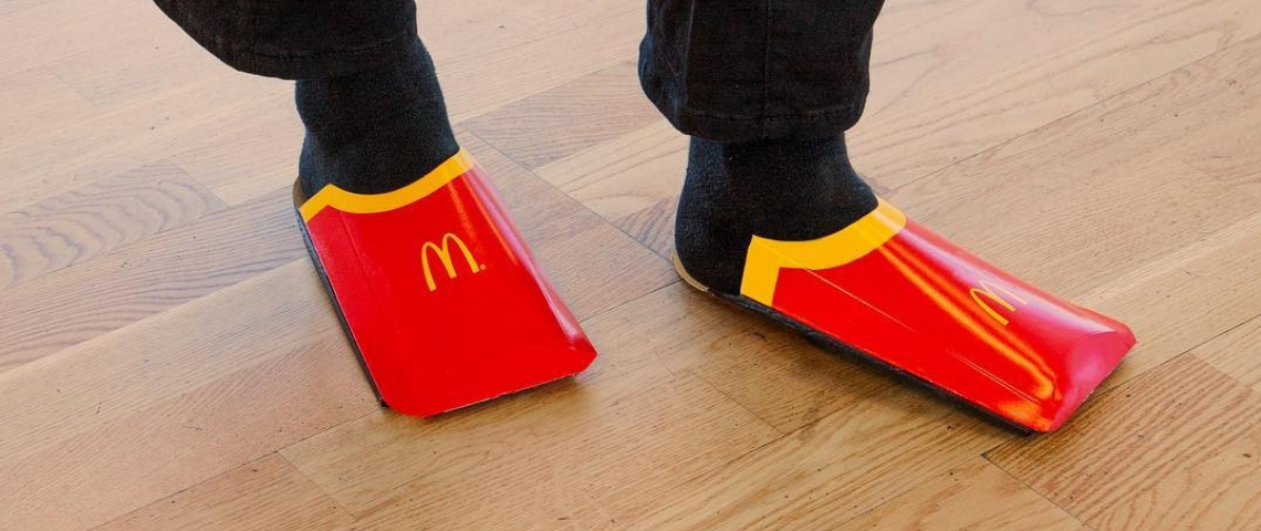 McDonald's détourne les mules Balenciaga Des pieds avec des emballages de frites McDonald's en guise de chaussures