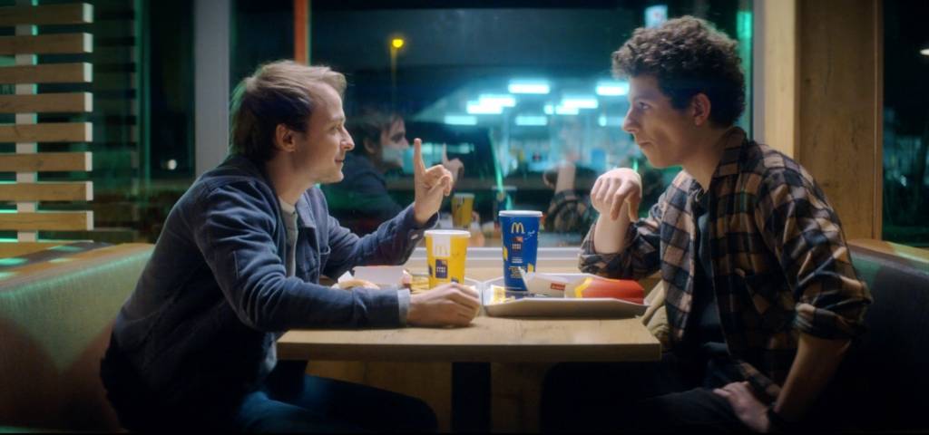 Deux hommes dans un McDonald's