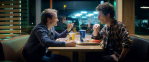 Deux hommes dans un McDonald's