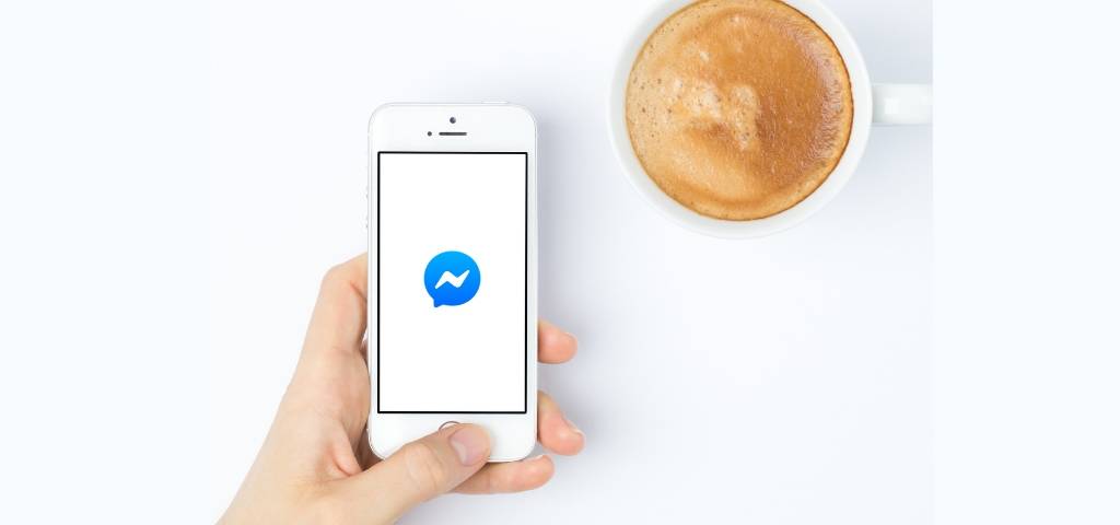 Une smartphone avec le logo messenger