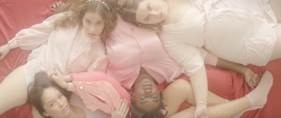 My Holy démystifie les règles Quatre femmes allongées