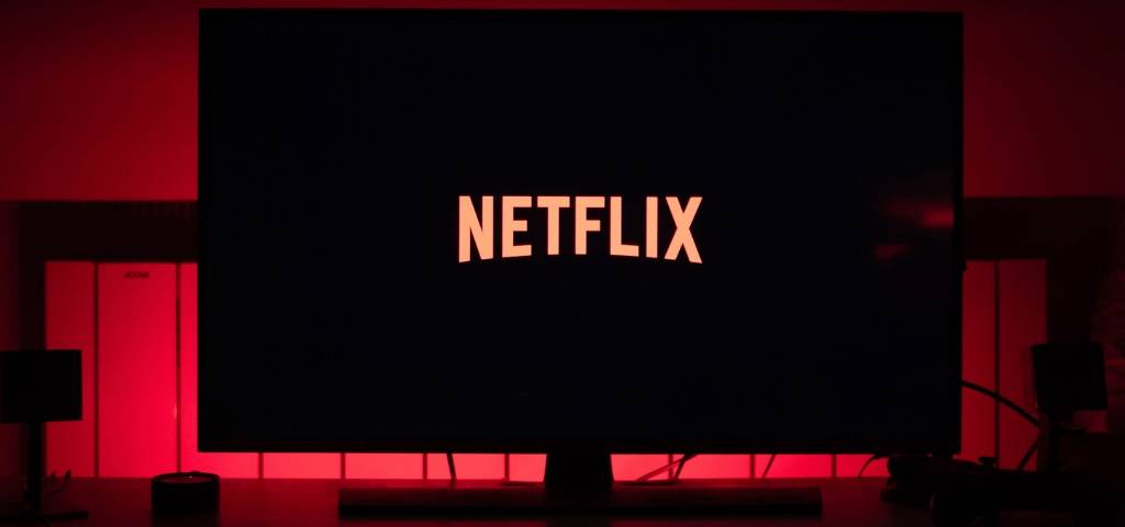 Une télévision noire avec le logo Netflix