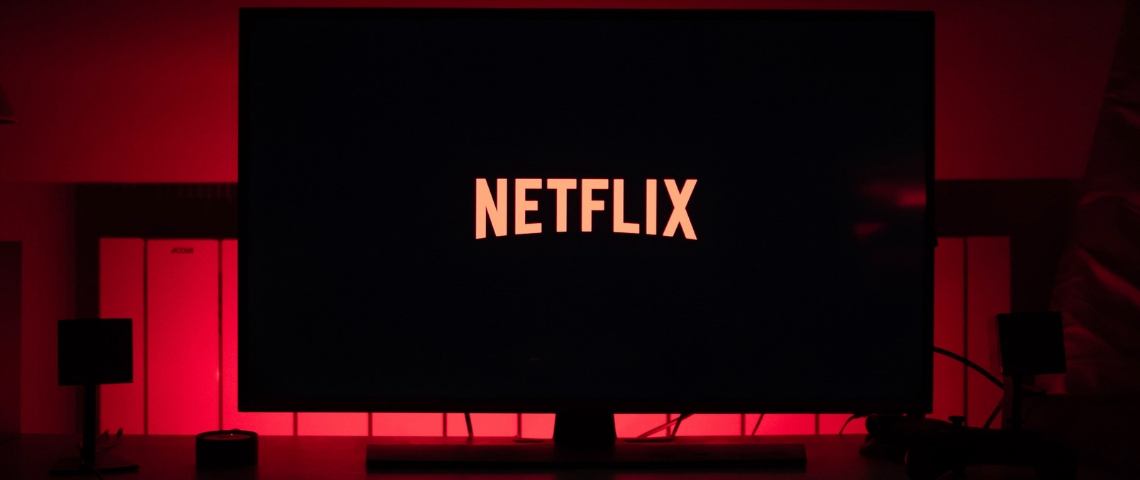 Le partage de comptes coûte cher à Netflix Une télévision noire avec le logo Netflix