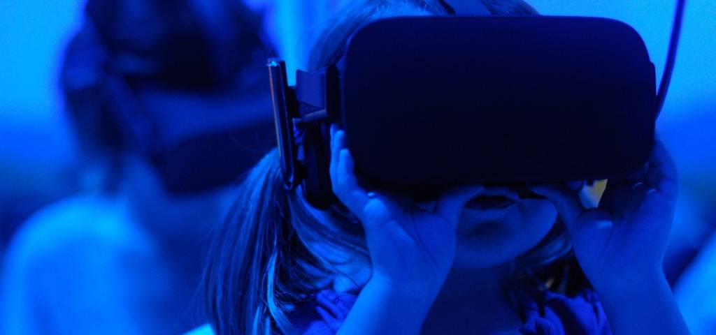 Une petite fille avec un casque de réalité virtuelle