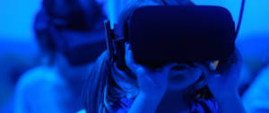 Une petite fille avec un casque de réalité virtuelle