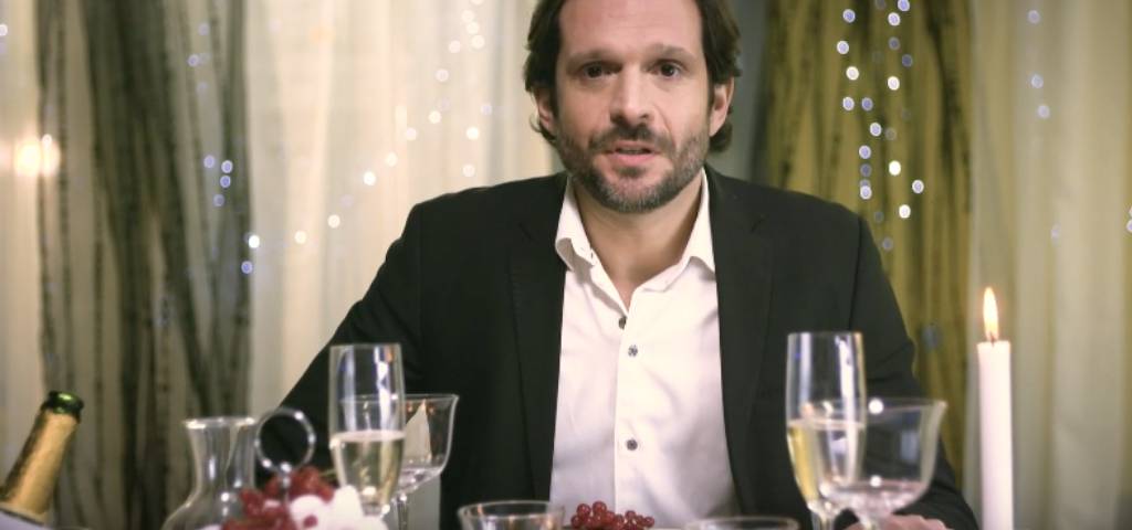 Un homme à un diner aux chandelles