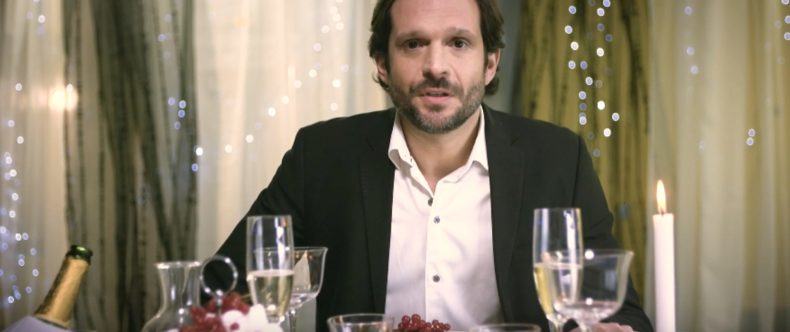 La publicité de Saint-Valentin de la start-up OpnGo Un homme à un diner aux chandelles