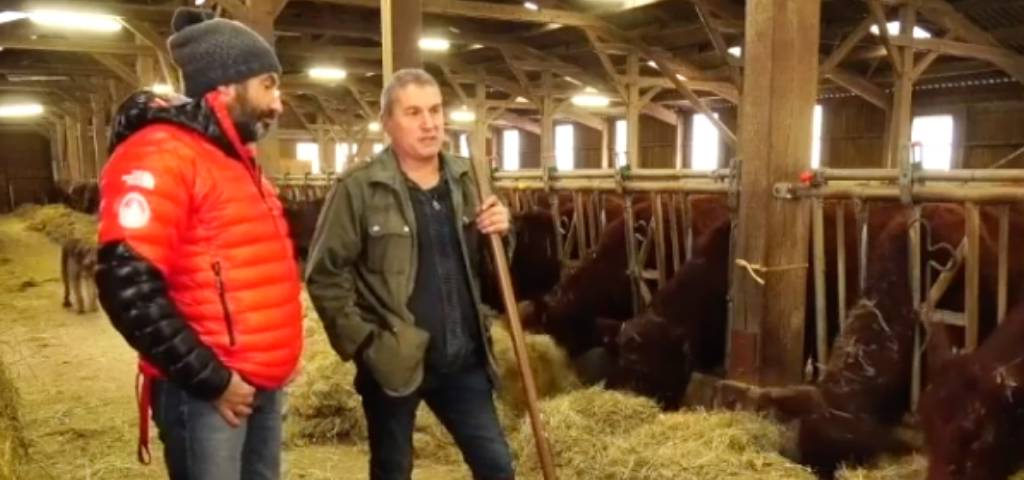 Des agriculteurs dans une ferme