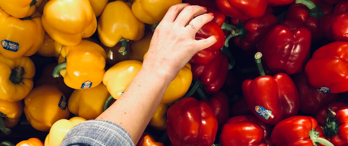 Les start-up Vegg'Up et Aurore Market s'associent Une main qui attrape des poivrons