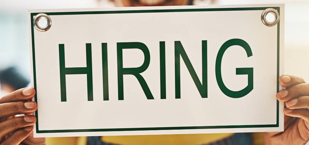 Comment faire une bonne vidéo de recrutement ? Une pancarte avec l'inscription « Hiring »