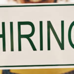 Une pancarte avec l'inscription « Hiring »