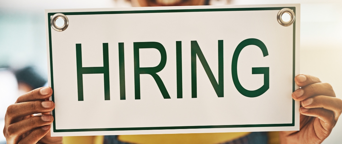 Comment faire une bonne vidéo de recrutement ? Une pancarte avec l'inscription « Hiring »