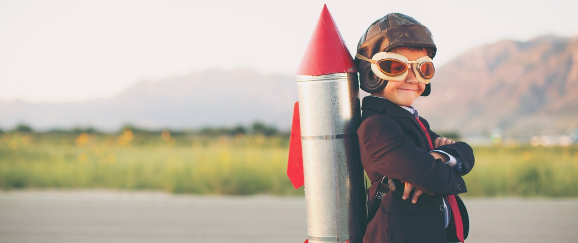 Comment booster son référencement naturel ? Un enfant avec une fusée en carton