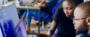 Une femme qui regarde un écran d'ordi