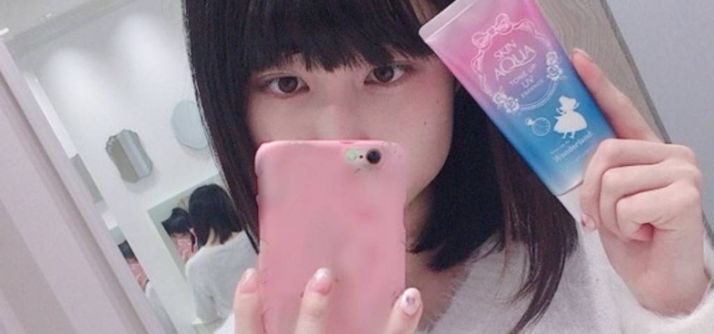 Une femme japonaise qui prend un selfie