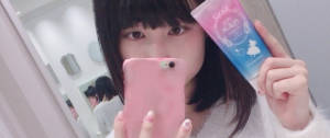 Une femme japonaise qui prend un selfie